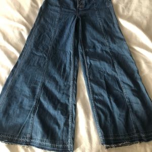 Mid rise button Free people super wide leg jeans.